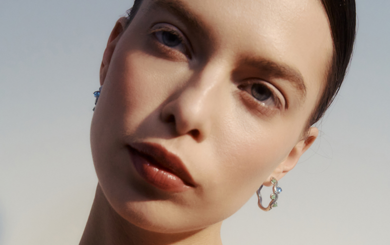 woman-with-green-bag