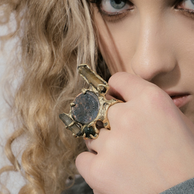 кольцо из латуни со вставками: старинная медная монета, два кварца и зуб акулы