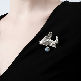 покрытая серебром брошь «крылатый заяц» с подвеской- сердцем из апатита