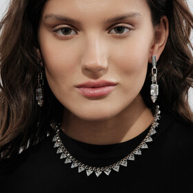 серебристое колье с треугольными цирконами