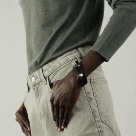 коричневый кожаный браслет со стальной вставкой