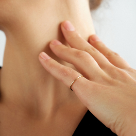 тонкое фаланговое кольцо из желтого золота