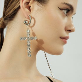 асимметричные серебристые серьги с крестом и кристаллами