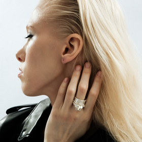 серебристое кольцо с подвесками