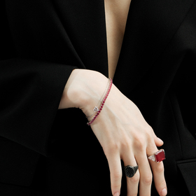 кольцо из серебра с красным кварцем и фабулитами