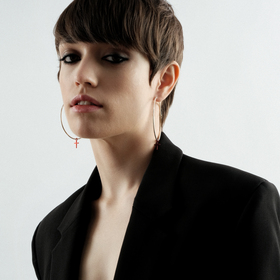 серебряные серьги-хупы с красными подвесами-крестами