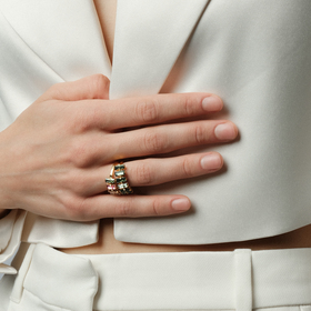 кольцо с разноцветными кристаллами и гравировкой be brave. sweet