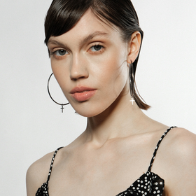 серьги-хупы с подвесами-крестами, покрытые черным родием