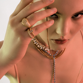 золотистое кольцо-печатка с кристаллами