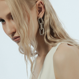 асимметричные серебристые серьги с кристаллами и звеньями