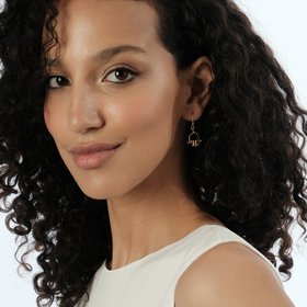 моносерьга из золота с ладонью