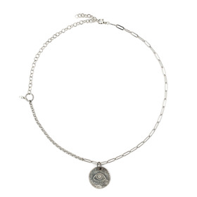 серебристая цепь с круглой подвеской глаз