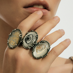 большое кольцо с золотистым морским коньком