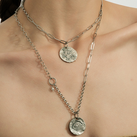 серебристая цепь с круглой подвеской глаз