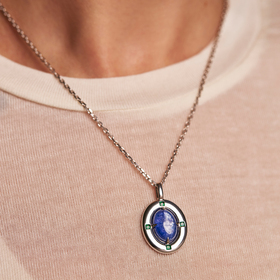 овальная подвеска из серебра с кианитом и зелеными агатами