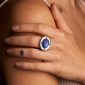 овальное кольцо из серебра с кианитом и зелеными агатами