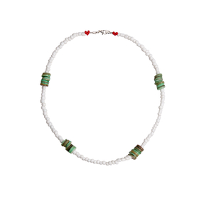 колье из белого бисера и зеленого коралла