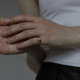 позолоченное кольцо из серебра с буквой n