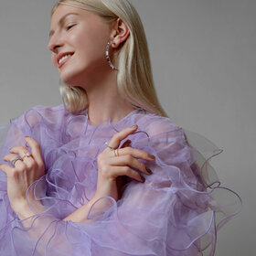 позолоченное кольцо с цветными камнями