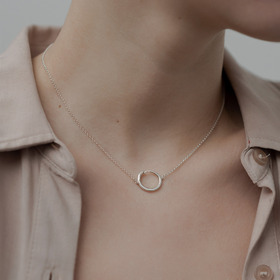 колье-чокер из серебра со змеей meditation