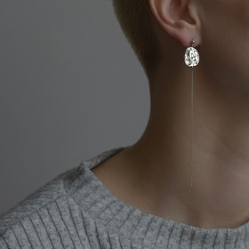 мятые серьги из серебра с подвесками-цепочками legacy long