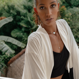 моносерьга-круг из серебра со светлым плоским перламутром