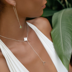 моносерьга-ромб из серебра со светлым плоским перламутром