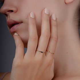 тонкое кольцо из желтого золота с белым шариком