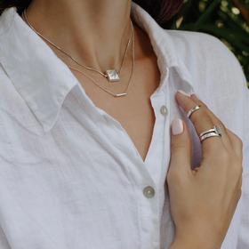 колье с квадратом из серебра со светлым плоским перламутром