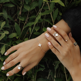 кольцо с ромбом из серебра со светлым плоским перламутром