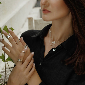 кольцо-треугольник из серебра со светлым плоским перламутром