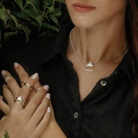 колье-треугольник из серебра со светлым плоским перламутром