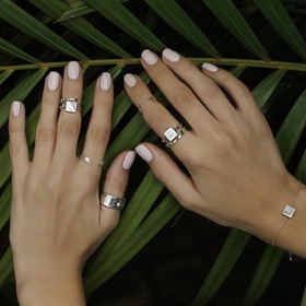 незамкнутое кольцо с квадратом из серебра со светлым плоским перламутром