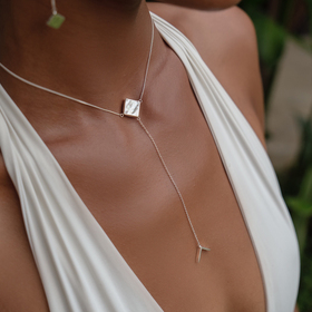 колье-галстук из серебра с ромбом и светлым плоским перламутром