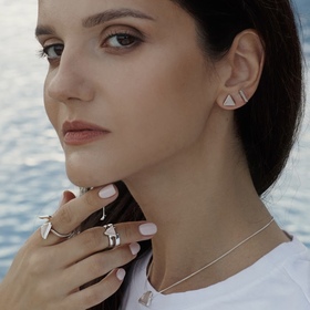 монопусета из серебра в виде треугольника с розовым кварцем