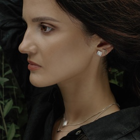 монопусета из серебра в виде галочки