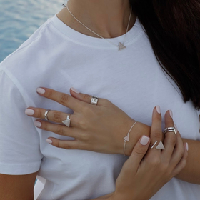 колье-треугольник из серебра с розовым кварцем