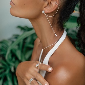 моносерьга из серебра с ромбом и светлым плоским перламутром