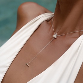 колье-галстук из серебра с треугольником и плоским светлым перламутром