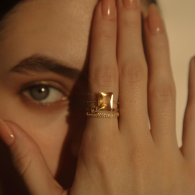 позолоченное кольцо с россыпью белых топазов