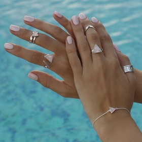 кольцо-треугольник из серебра с розовым кварцем