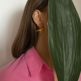 позолоченные асимметричные серьги из серебра с динозавром