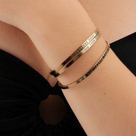 специальная коллекция chandon x poison drop. узкий браслет в цвете шампань без заливки букв с надписью chin-chin