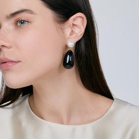 позолоченные серьги с жемчугом и черными подвесками