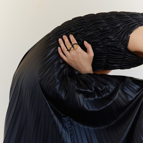 позолоченное кольцо flow из серебра с нанокерамикой и вставками из шпинели