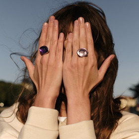 кольцо-глаз с лавандовым резным кварцем из серебра