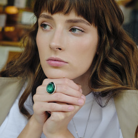 кольцо-глаз из серебра с изумрудным резным кварцем