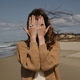 кольцо-глаз из серебра с резным кварцем цвета аметрина