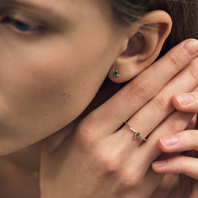 пусеты из золота c изумрудами и бриллиантами в асимметричной закрепке