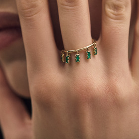 кольцо из золота с 5 подвесными изумрудами в асимметричной закрепке